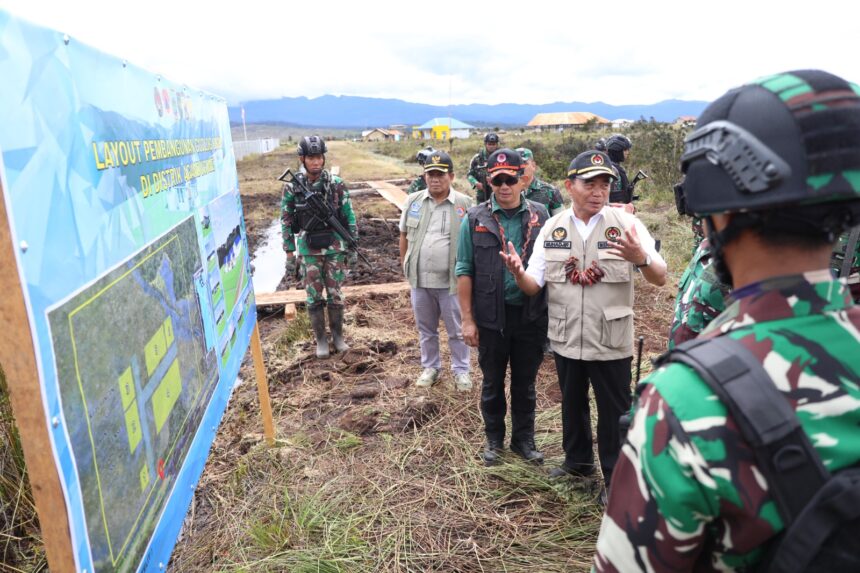 Kepala Badan Nasional Penanggulangan Bencana (BNPB), Letnan Jenderal TNI Suharyanto bersama Menteri Koordinator Bidang Pembangunan Manusia dan Kebudayaan (PMK RI), Muhadjir Effendy meninjau lokasi pembangunan gudang logistik di Distrik Agandugume, Kabupaten Puncak, Provinsi Papua Tengah, Rabu (7/8/2024). Foto: BNPB