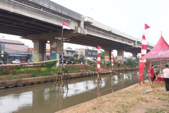 Para panitia acara Zetem Games, warga RW 02, Cipinang Melayu, Makasar, Jakarta Timur, tengah mempersiapkan lokasi untuk lomba jalan pinang di aliran Kalimalang pada Sabtu (17/8/2024). Foto: Ist