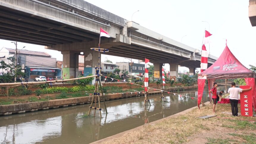 Para panitia acara Zetem Games, warga RW 02, Cipinang Melayu, Makasar, Jakarta Timur, tengah mempersiapkan lokasi untuk lomba jalan pinang di aliran Kalimalang pada Sabtu (17/8/2024). Foto: Ist