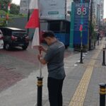 Hotel 88 Fatmawati, Waringin Hospitality Hotel Group, Jakarta Selatan, bersolek menghias diri dengan dipasangi bendera merah putih dan umbul-umbul pada setiap sudutnya dalam menyambut Hari Ulang Tahun (HUT) ke-79 Kemerdekaan Indonesia, Sabtu (10/8/2024). Foto: Joesvicar Iqbal/ipol.id