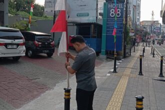 Hotel 88 Fatmawati, Waringin Hospitality Hotel Group, Jakarta Selatan, bersolek menghias diri dengan dipasangi bendera merah putih dan umbul-umbul pada setiap sudutnya dalam menyambut Hari Ulang Tahun (HUT) ke-79 Kemerdekaan Indonesia, Sabtu (10/8/2024). Foto: Joesvicar Iqbal/ipol.id