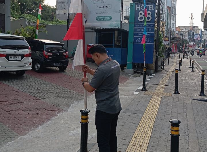 Hotel 88 Fatmawati, Waringin Hospitality Hotel Group, Jakarta Selatan, bersolek menghias diri dengan dipasangi bendera merah putih dan umbul-umbul pada setiap sudutnya dalam menyambut Hari Ulang Tahun (HUT) ke-79 Kemerdekaan Indonesia, Sabtu (10/8/2024). Foto: Joesvicar Iqbal/ipol.id