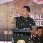 Kepala Staf Angkatan Darat (Kasad) Jenderal TNI Maruli Simanjuntak memberikan pengarahan kepada para prajurit Satuan Tugas Pengamanan Perbatasan (Satgas Pamtas) RI - Republik Demokratik Timor Leste (RDTL) dari Yonif 742/SWY, di Atambua, Rabu (31/7/2024). Foto: Dispenad