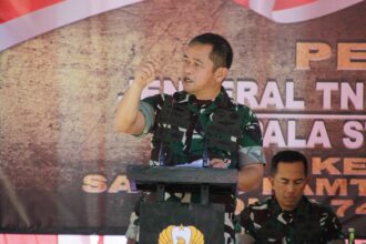 Kepala Staf Angkatan Darat (Kasad) Jenderal TNI Maruli Simanjuntak memberikan pengarahan kepada para prajurit Satuan Tugas Pengamanan Perbatasan (Satgas Pamtas) RI - Republik Demokratik Timor Leste (RDTL) dari Yonif 742/SWY, di Atambua, Rabu (31/7/2024). Foto: Dispenad