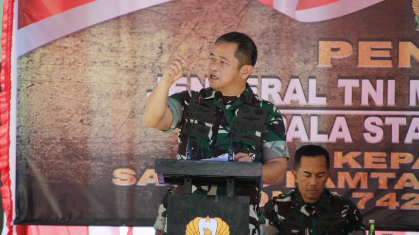 Kepala Staf Angkatan Darat (Kasad) Jenderal TNI Maruli Simanjuntak memberikan pengarahan kepada para prajurit Satuan Tugas Pengamanan Perbatasan (Satgas Pamtas) RI - Republik Demokratik Timor Leste (RDTL) dari Yonif 742/SWY, di Atambua, Rabu (31/7/2024). Foto: Dispenad