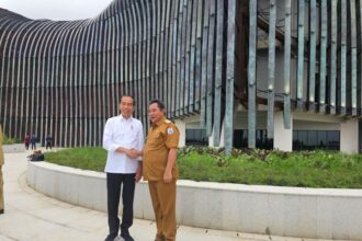 Pj Gubernur Sulbar, Bahtiar Baharuddin bersama presiden Jokowi di IKN.(Foto dok pemprov Sulbar)