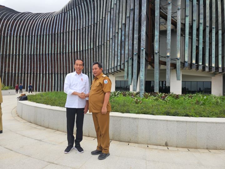 Pj Gubernur Sulbar, Bahtiar Baharuddin bersama presiden Jokowi di IKN.(Foto dok pemprov Sulbar)