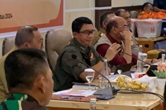 Rapat koordinasi penanganan banjir bandang Kota Ternate di Kantor Walikota Ternate, Provinsi Maluku Utara, pada Selasa (27/8/2024). Hadir Menko PMK RI, Muhadjir Effendy dan Kepala BNPB, Suharyanto. Foto: Ist