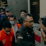 Penyidik pidana khusus Kejati Sumsel saat menahan dua tersangka baru korupsi jaringan internet. Foto: Seksi Penerangan Hukum Kejati Sums