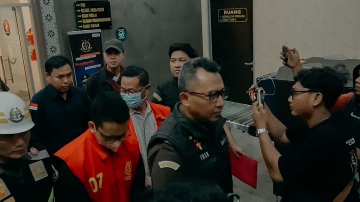 Penyidik pidana khusus Kejati Sumsel saat menahan dua tersangka baru korupsi jaringan internet. Foto: Seksi Penerangan Hukum Kejati Sums