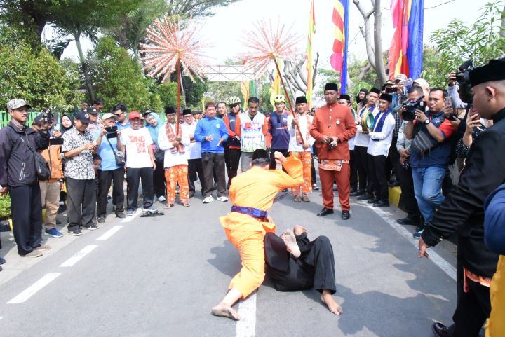 Wali Kota Jakarta Timur (Jaktim), M. Anwar bersama anggota DPRD DKI Jakarta, Syahroni menghadiri Festival Batu Penggilingan II 2024, di Cagar Budaya Batu Penggilingan, Jalan Kali Buaran, Kelurahan Penggilingan, Kecamatan Cakung, yang diadakan pada Jumat (23/8/2024). Foto: Ist