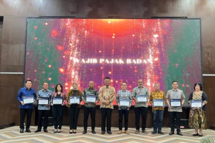 Direktur Utama Finnet Rakhmad Tunggal Afifuddin (kedua dari kiri) menerima penghargaan “Wajib Pajak Dengan Kontribusi Terbesar Tahun Pajak 2023” dari Kantor Direktorat Jenderal Pajak (DJP), beberapa waktu lalu. Foto: Telkom Indonesia