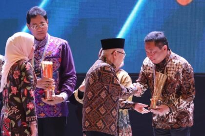 Wakil Presiden RI Ma’ruf Amin (tengah) didampingi Menteri Ketenagakerjaan RI Dr. Hj. Ida Fauziyah, M.Si (kiri) menyerahkan Penghargaan Nasional kepada Telkom dalam kategori BUMN yang Mempekerjakan Tenaga Kerja Penyandang Disabilitas dalam Naker Award 2024 yang diterima langsung oleh Direktur Utama Telkom Ririek Adriansyah (paling kanan) di JiExpo Kemayoran Jakarta, Jumat (23/8/2024). Foto: Telkom Indonesia