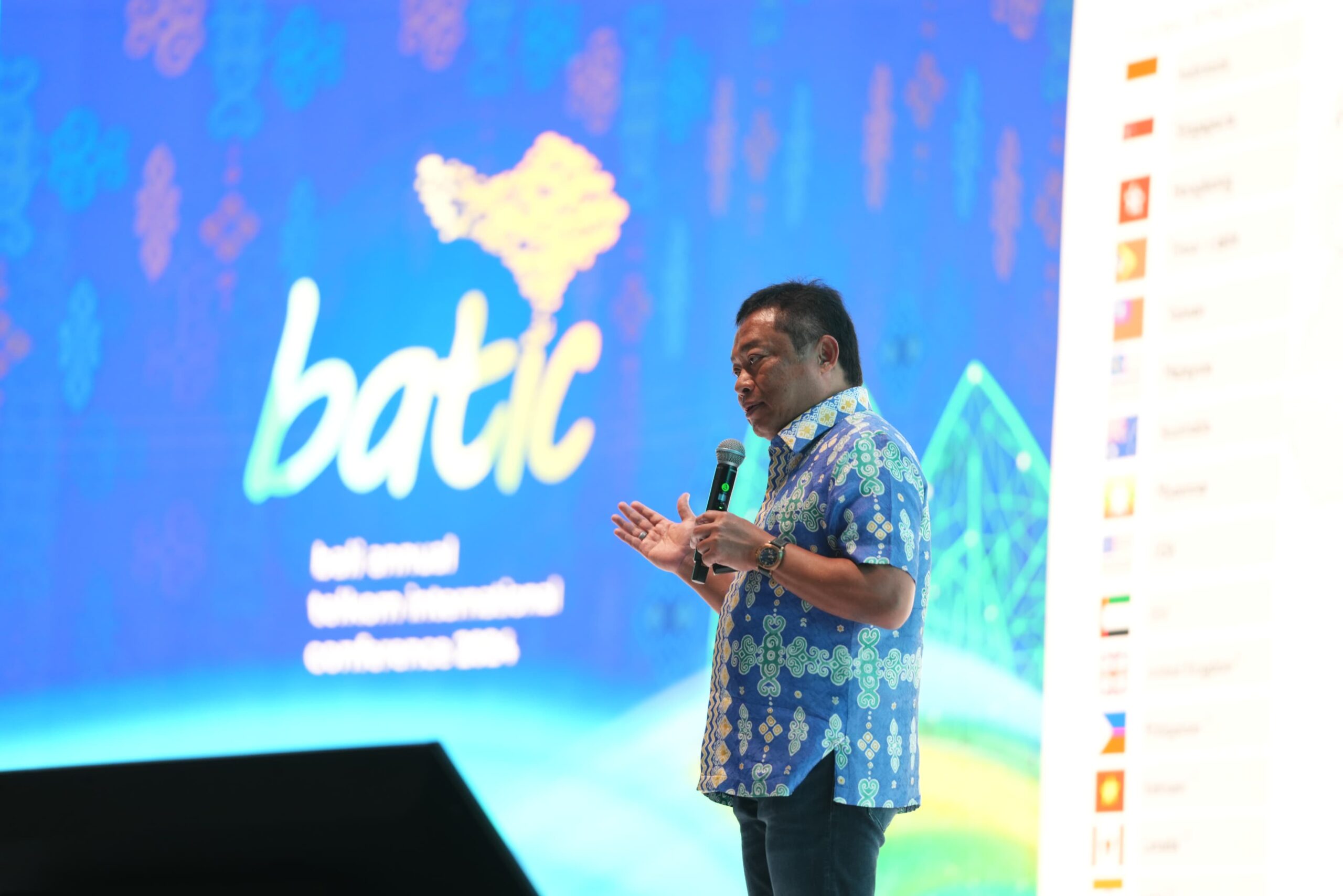 Direktur Utama Telkom Ririek Adriansyah memberikan opening speech saat pembukaan BATIC 2024 di Mangupura Hall, The Westin Nusa Dua Resort, Rabu (28/8/2024). Foto: Telkom Indonesia