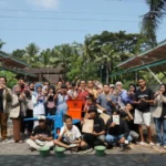 Kegiatan praktik pembuatan batako berbahan dasar kotoran sapi di Padukuhan Kulwaru Wetan. Foto: ugm.ac.id