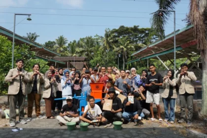 Kegiatan praktik pembuatan batako berbahan dasar kotoran sapi di Padukuhan Kulwaru Wetan. Foto: ugm.ac.id