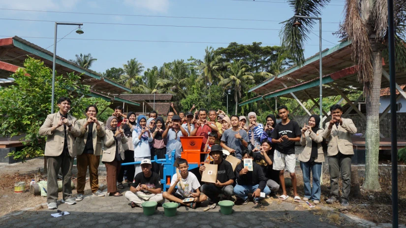 Kegiatan praktik pembuatan batako berbahan dasar kotoran sapi di Padukuhan Kulwaru Wetan. Foto: ugm.ac.id