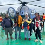 Tampak helikopter jenis IWN, MD.500 ER PK, milik PT Intan Angkasa Air Service dengan pilot Glen Malcolm Conning yang membawa 4 penumpang yaitu 2 orang dewasa (nakes), 1 bayi serta 1 Anak terbang saat akan terbang dari bandara Mosez Kilangin Timika menuju Distrik Alama, Kabupaten Mimika. Foto: Humas Polri