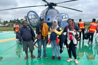 Tampak helikopter jenis IWN, MD.500 ER PK, milik PT Intan Angkasa Air Service dengan pilot Glen Malcolm Conning yang membawa 4 penumpang yaitu 2 orang dewasa (nakes), 1 bayi serta 1 Anak terbang saat akan terbang dari bandara Mosez Kilangin Timika menuju Distrik Alama, Kabupaten Mimika. Foto: Humas Polri