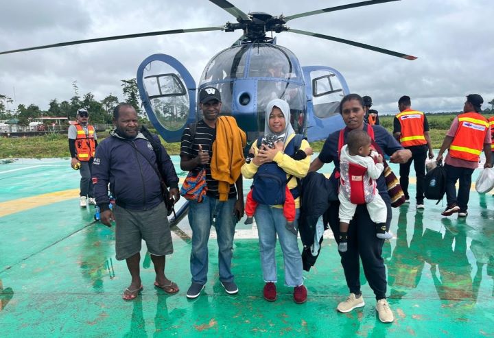 Tampak helikopter jenis IWN, MD.500 ER PK, milik PT Intan Angkasa Air Service dengan pilot Glen Malcolm Conning yang membawa 4 penumpang yaitu 2 orang dewasa (nakes), 1 bayi serta 1 Anak terbang saat akan terbang dari bandara Mosez Kilangin Timika menuju Distrik Alama, Kabupaten Mimika. Foto: Humas Polri