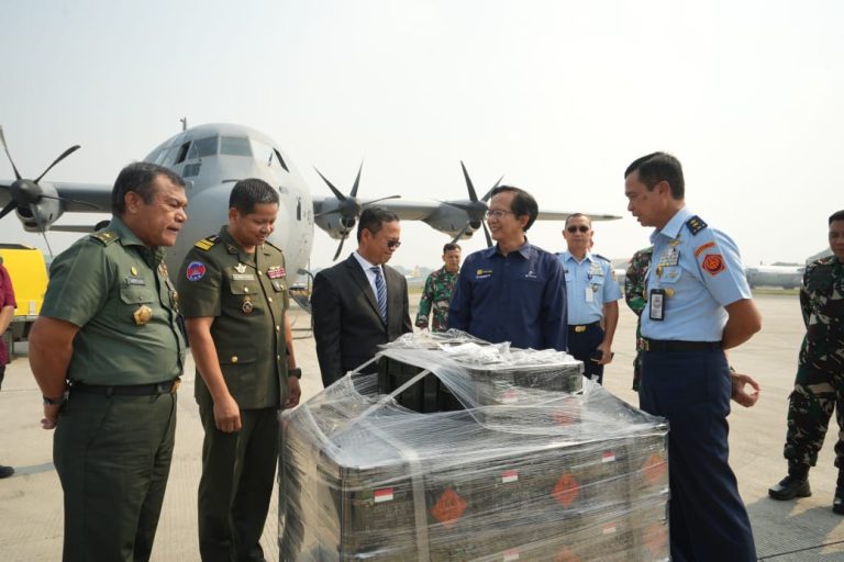 Pada acara serah terima dan pengiriman hibah senjata untuk Kamboja, dipimpin langsung oleh Dirjen Kuathan Kemhan Marsda TNI H. Haris Haryanto dan dihadiri oleh pejabat Kemhan RI, Mabes TNI, TNI AU, Delegasi Kamboja di Jakarta serta PT Pindad. Foto: Kemhan