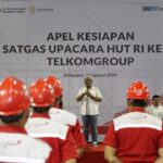 Direktur Network & IT Solution Telkom Herlan Wijanarko memimpin kegiatan Apel Kesiapan Satgas Upacara HUT RI Ke-79 TelkomGroup di kantor Telkom Regional IV Kalimantan, Kamis (15/8/2024). Foto: Telkom Indonesia