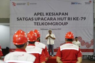 Direktur Network & IT Solution Telkom Herlan Wijanarko memimpin kegiatan Apel Kesiapan Satgas Upacara HUT RI Ke-79 TelkomGroup di kantor Telkom Regional IV Kalimantan, Kamis (15/8/2024). Foto: Telkom Indonesia