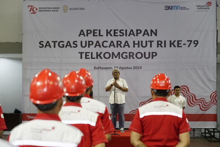 Direktur Network & IT Solution Telkom Herlan Wijanarko memimpin kegiatan Apel Kesiapan Satgas Upacara HUT RI Ke-79 TelkomGroup di kantor Telkom Regional IV Kalimantan, Kamis (15/8/2024). Foto: Telkom Indonesia