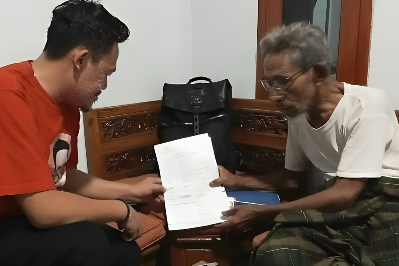 Saad Fadhil Sa’di warga Beji, Kota Depok ini terpaksa menjalani proses persidangan sebagai terdakwa di Pengadilan Negeri (PN) Jakarta Pusat sejak 24 Juli 2024 lantaran dituduh memalsukan surat tanah girik yang dibelinya.