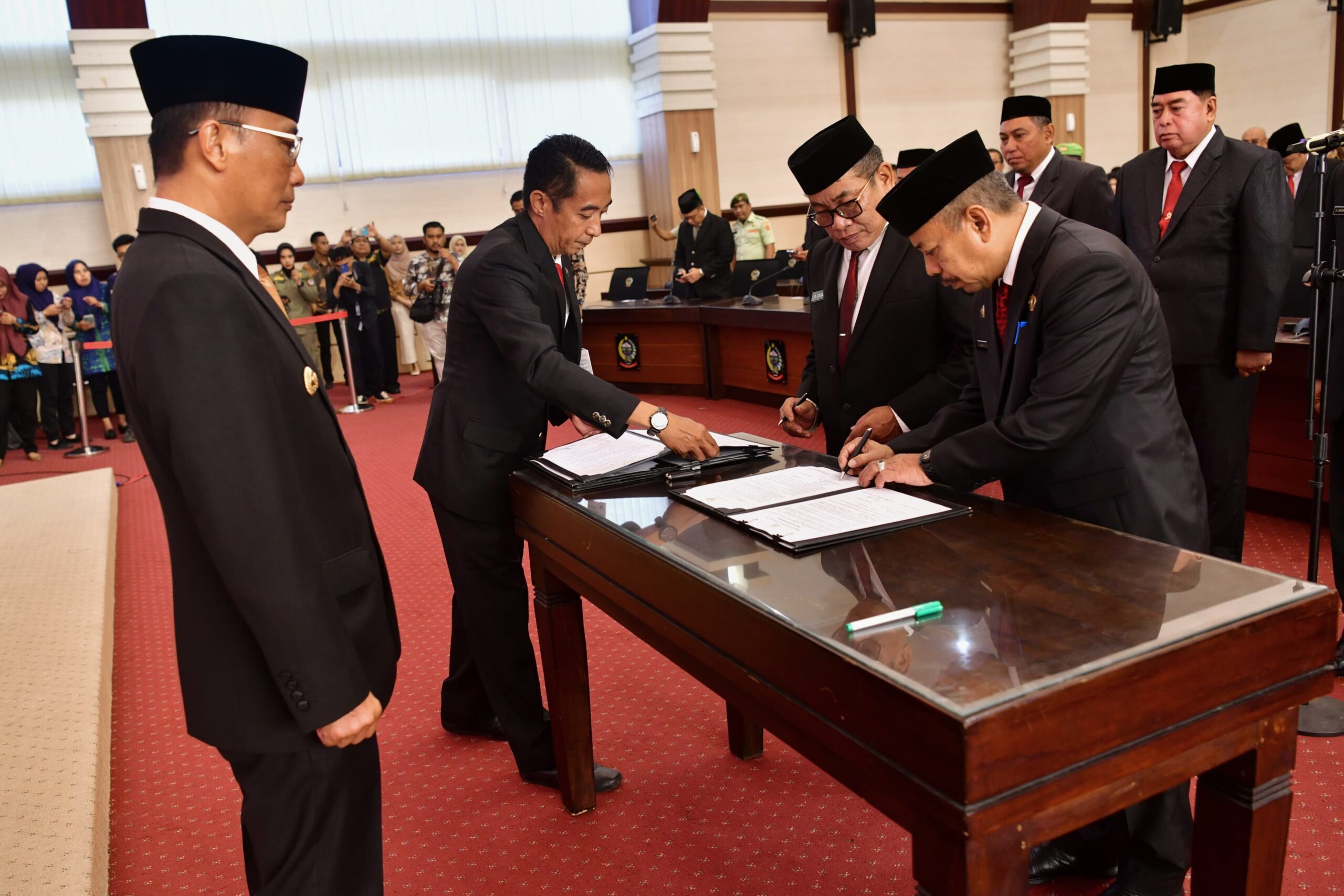 Penjabat Gubernur Sulsel, Prof Zudan Arif Fakrulloh, melantik Andi Darmawan Bintang sebagai Penjabat Sekretaris Daerah Provinsi Sulsel, di Ruang Rapat Pimpinan Kantor Gubernur, Kamis, 1 Agustus 2024. 