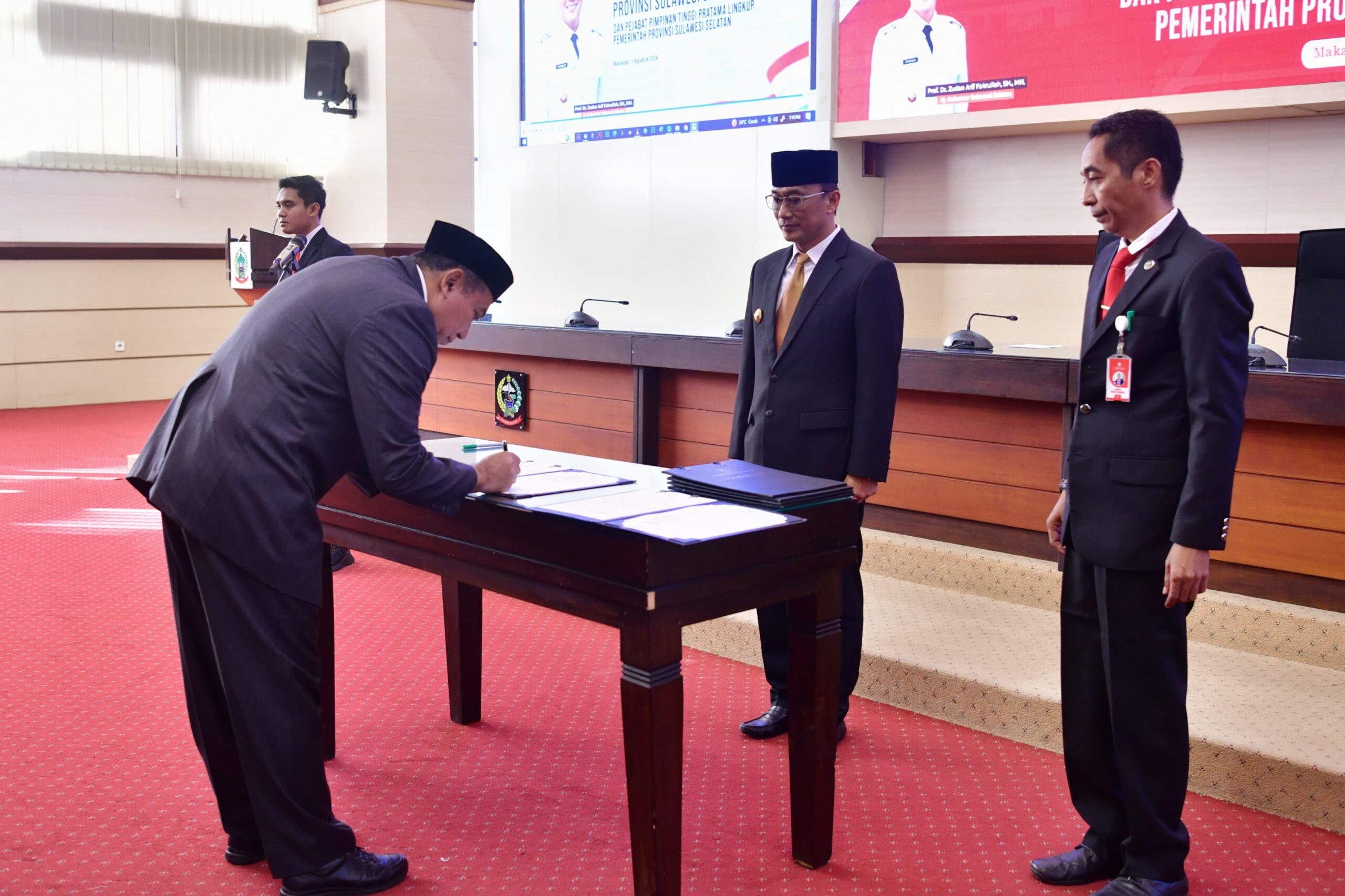 Penjabat Gubernur Sulsel, Prof Zudan Arif Fakrulloh, melantik Andi Darmawan Bintang sebagai Penjabat Sekretaris Daerah Provinsi Sulsel, di Ruang Rapat Pimpinan Kantor Gubernur, Kamis, 1 Agustus 2024. 