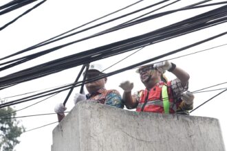 Plt. Direktur Utama PT JIP, Ivan C. Permana saat melakukan pemotongan kabel udara di di ruas Jalan Cikajang, Kebayoran Baru, Jakarta Selatan, pada Kamis (1/8/2024). Foto: Ist