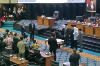 Penandatanganan Raperda RPJPD di sidang paripurna.(foto sofian/ipol.id)