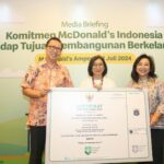 Ronni Rombe, Director of Supply Chain & QA PT Rekso Nasional Food, Director of Store Development Group PT Rekso Nasional Food, Ratna Wirahadikusumah dan Direktur Bina Teknik Permukiman dan Perumahan Direktorat Jenderal Cipta Karya Kementerian PUPR, Dian Irawati dalam kegiatan McDonald’s Indonesia Dalam Mendukung Pencapaian Tujuan Pembangunan Berkelanjutan (SDGs), Kamis (1/8/2024). Foto: Ist