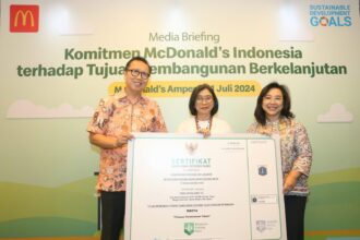 Ronni Rombe, Director of Supply Chain & QA PT Rekso Nasional Food, Director of Store Development Group PT Rekso Nasional Food, Ratna Wirahadikusumah dan Direktur Bina Teknik Permukiman dan Perumahan Direktorat Jenderal Cipta Karya Kementerian PUPR, Dian Irawati dalam kegiatan McDonald’s Indonesia Dalam Mendukung Pencapaian Tujuan Pembangunan Berkelanjutan (SDGs), Kamis (1/8/2024). Foto: Ist