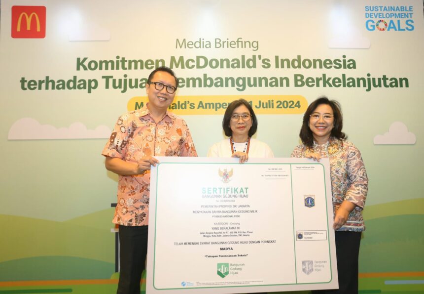 Ronni Rombe, Director of Supply Chain & QA PT Rekso Nasional Food, Director of Store Development Group PT Rekso Nasional Food, Ratna Wirahadikusumah dan Direktur Bina Teknik Permukiman dan Perumahan Direktorat Jenderal Cipta Karya Kementerian PUPR, Dian Irawati dalam kegiatan McDonald’s Indonesia Dalam Mendukung Pencapaian Tujuan Pembangunan Berkelanjutan (SDGs), Kamis (1/8/2024). Foto: Ist