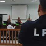 Tim Lembaga Perlindungan Saksi dan Korban (LPSK) saat mendampingi MR sebagai Justice Collaborator yang divonis 4 tahun penjara oleh Majelis Hakim Pengadilan Negeri (PN) Subang, Jawa Barat, pada Senin (29/7/2024). Foto: Ist