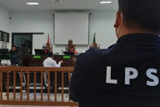 Tim Lembaga Perlindungan Saksi dan Korban (LPSK) saat mendampingi MR sebagai Justice Collaborator yang divonis 4 tahun penjara oleh Majelis Hakim Pengadilan Negeri (PN) Subang, Jawa Barat, pada Senin (29/7/2024). Foto: Ist