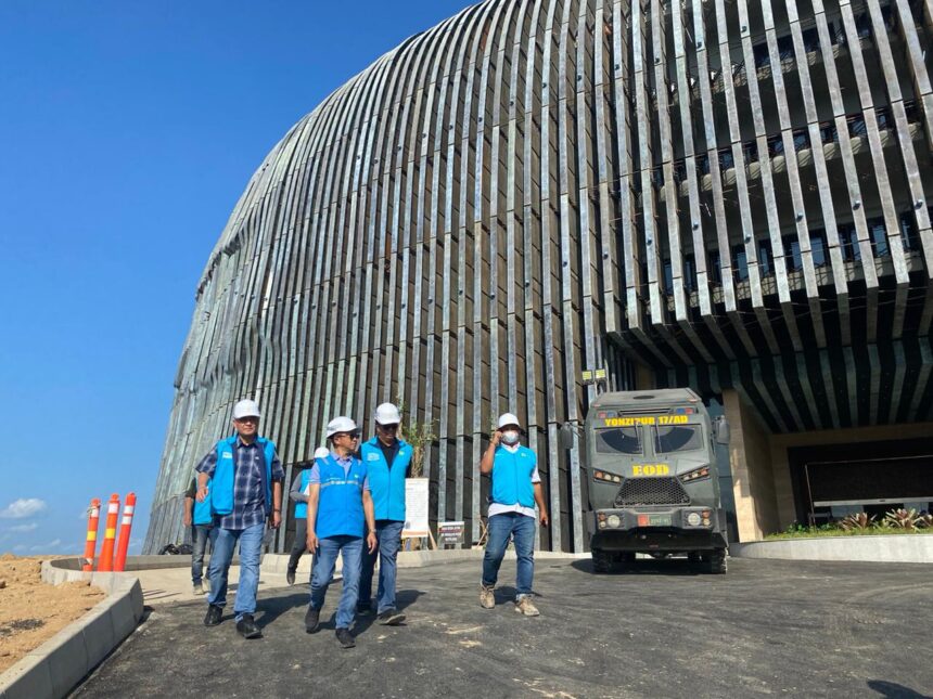 Direktur Distribusi PLN, Adi Priyanto (kedua dari kiri) bersama General Manager PLN UID Kaltimra Agung Murdifi (dua dari kanan) ketika memastikan keandalan listrik di Istana Negara di IKN. Foto: Dok PLN