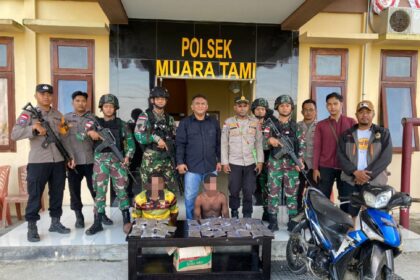 Satuan Tugas Pengamanan Perbatasan RI-PNG Batalyon Infanteri 122/TS bersama Polsek Muaratami dua pelaku pemilik 35 paket ganja seberat 500 gram di Kampung Mosso, Papua. Foto: Yonif 122/TS