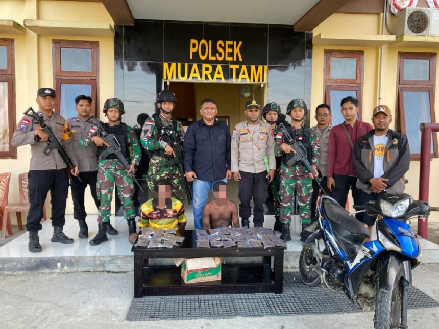 Satuan Tugas Pengamanan Perbatasan RI-PNG Batalyon Infanteri 122/TS bersama Polsek Muaratami dua pelaku pemilik 35 paket ganja seberat 500 gram di Kampung Mosso, Papua. Foto: Yonif 122/TS