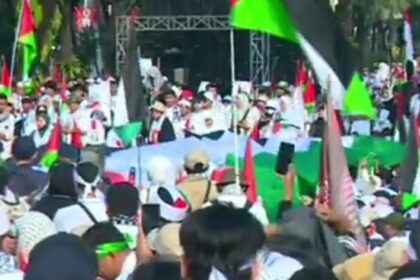 Aksi bela Palestina yang digelar di depan kedutaan besar Amerika. Foto: Screenshot YT