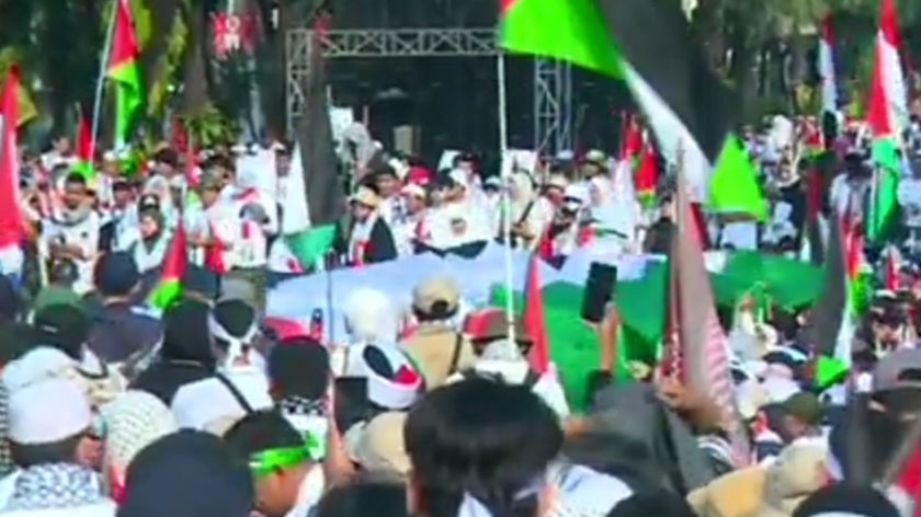 Aksi bela Palestina yang digelar di depan kedutaan besar Amerika. Foto: Screenshot YT