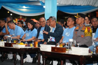 Pj Gub Sulsel (tengah, berjas hitam kaos biru) saat menghadiri HUT PT Vale Indonesia. Foto: dok humas