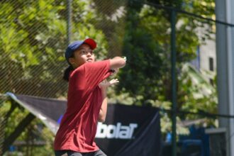 Petenis Malang, Muhammad Rifdan Aliffiantony, menjaga asa tuan rumah untuk merebut medali Ultra Milk Next Gen Tennis Cup, Senin 5 Agustus 2024. Rifdan melaju ke semi final setelah menyudahi unggulan keempat, Reno Sultan, 6-1, 6-1 pada perempat final.