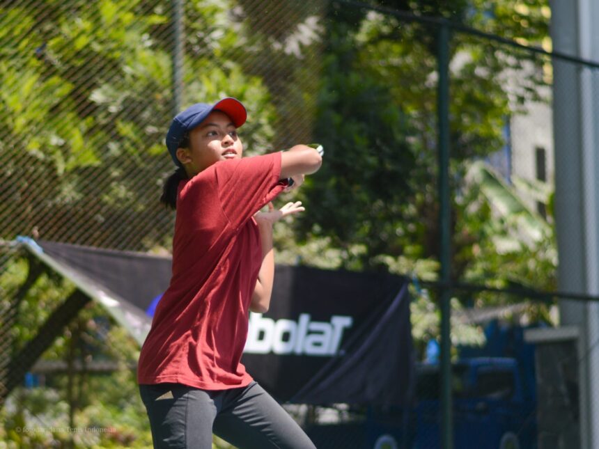 Petenis Malang, Muhammad Rifdan Aliffiantony, menjaga asa tuan rumah untuk merebut medali Ultra Milk Next Gen Tennis Cup, Senin 5 Agustus 2024. Rifdan melaju ke semi final setelah menyudahi unggulan keempat, Reno Sultan, 6-1, 6-1 pada perempat final.