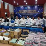 Kepala Badan Narkotika Nasional (BNN) RI, Komjen Pol Marthinus Hukom (tengah) bersama jajaran Direktorat Jenderal Bea dan Cukai menunjukkan barang bukti ganja varian rasa asal Thailand dalam pengungkapan kasus narkotika jaringan internasional di kantor pusat Bea dan Cukai Jakarta, Senin (5/8/2024). Foto: Joesvicar Iqbal/ipol.id