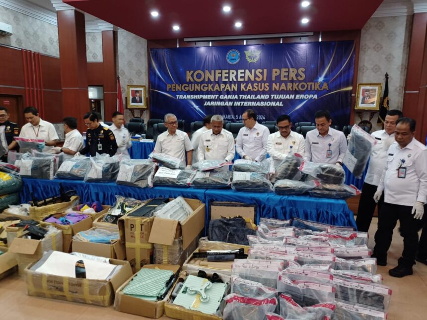 Kepala Badan Narkotika Nasional (BNN) RI, Komjen Pol Marthinus Hukom (tengah) bersama jajaran Direktorat Jenderal Bea dan Cukai menunjukkan barang bukti ganja varian rasa asal Thailand dalam pengungkapan kasus narkotika jaringan internasional di kantor pusat Bea dan Cukai Jakarta, Senin (5/8/2024). Foto: Joesvicar Iqbal/ipol.id