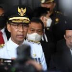 Pj Gubernur DKI, Heru Budi Hartono saat di wawancara wartawan.(foto dok pemprov)