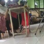 Siswa telat datang mendapat kekerasan dari oknum guru. Foto: X, @Heraloebss (tangkap layar)